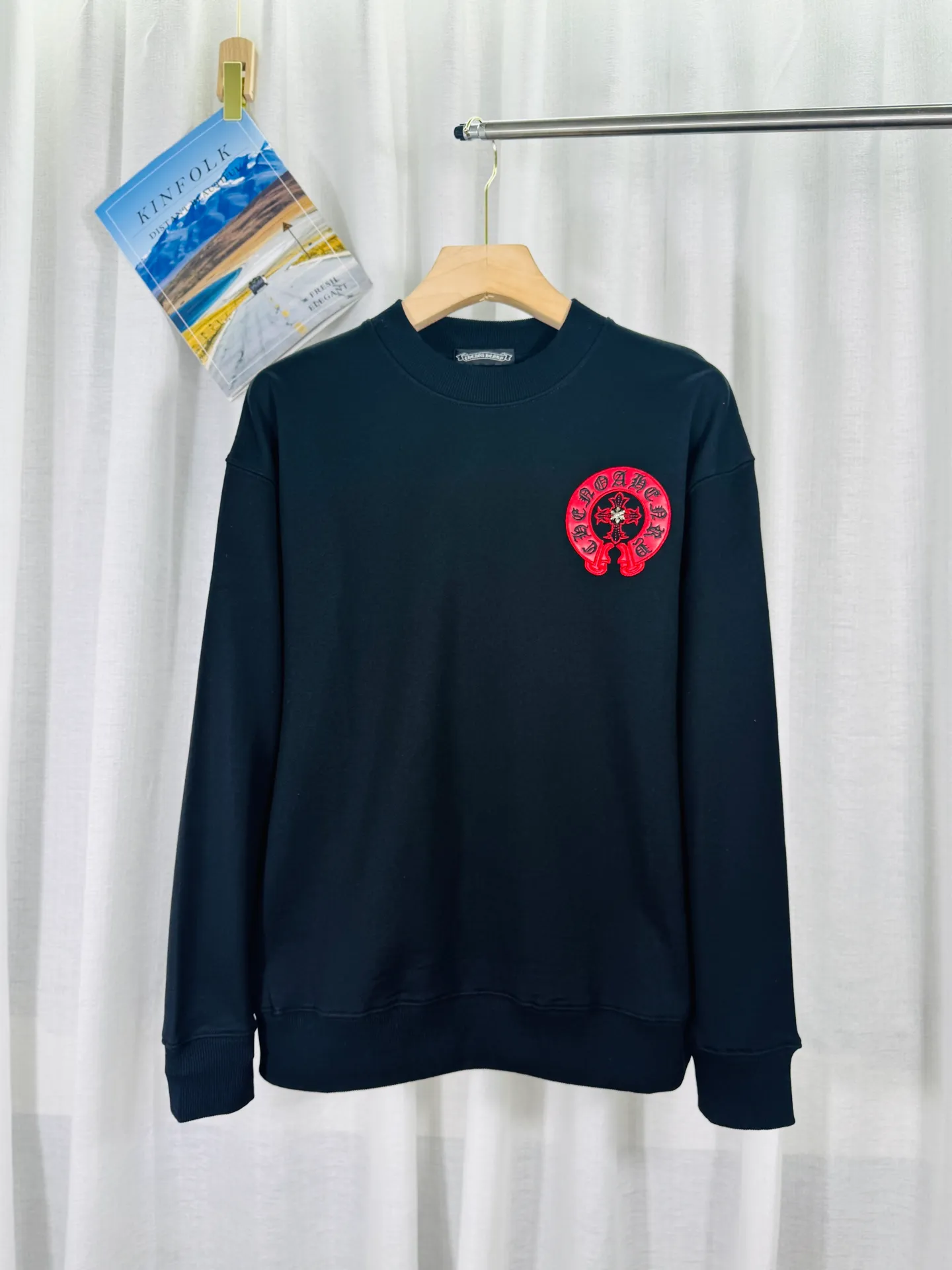 P240 top version, real shot without P, ​​different from market currency) 𝗖𝗵𝗿𝗼𝗺𝗲 𝗛𝗲𝗮𝗿𝘁𝘀/Cro Heart 2025 Washed Leather Embroidery Autumn and Winter New Original Single Counter American Laser Burnt 3D Three-dimensional Color Embroidered Couple Casual Sweater 👑The highest version! Customized fabric 420g tripe terry fabric! American acid-washed and distressed original fabric, laser burnt pattern ✟Skin embroidery, exquisite embroidery of letters! The best-selling model in the counter, very comfortable to wear. Accessories: original molded and authenticated collar label➕100% silk wash label. Genuine purchase-grade original hangtag➕matching hanging rope➕3D hanging beads➕original packaging bag. Craftsmanship: The original version has consistent wiring! The highest version of the armhole matching technique! Color: Red Black Size: S M L XL Style No.: 9322